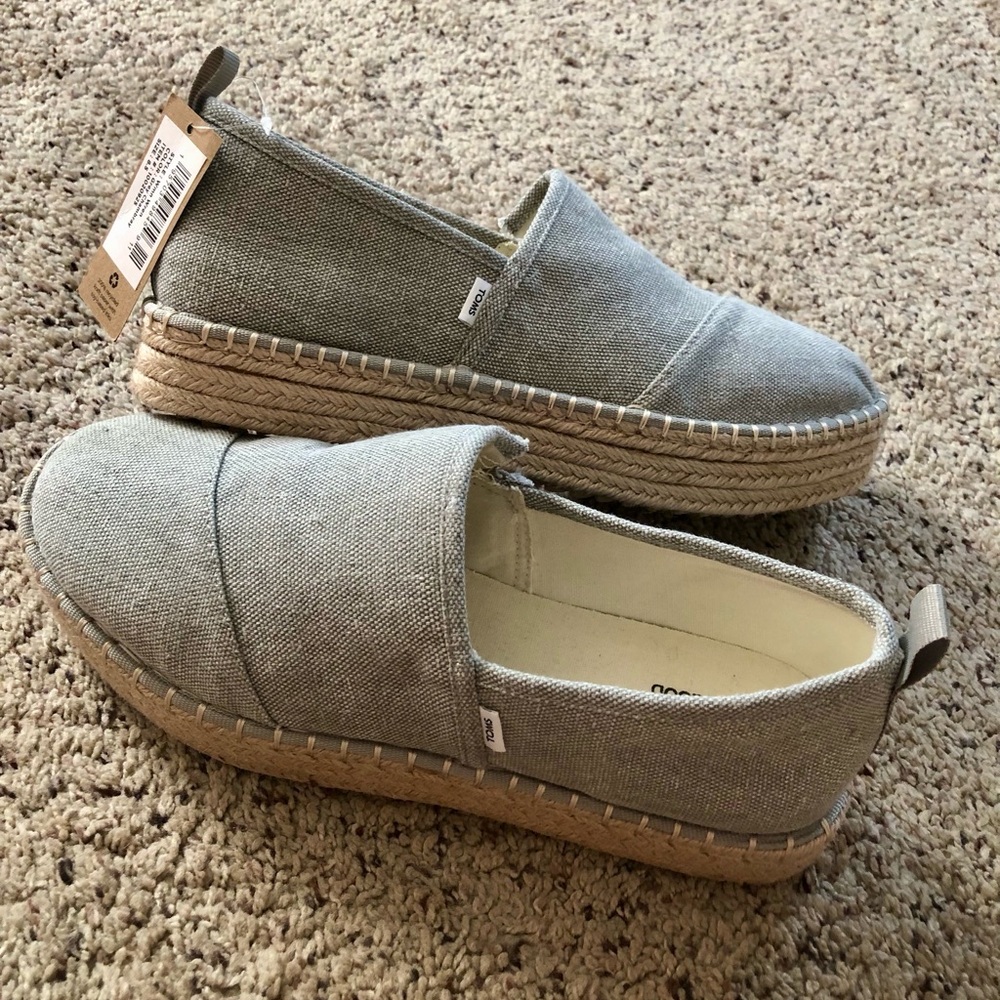 NWT TOMS Wren Slip-On Espadrilles Size 8 1/2 in Grey Chambray.